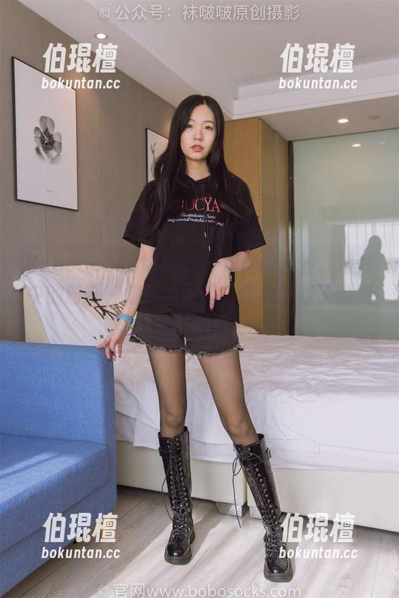 BoBoSocks袜啵啵 - 周周的黑丝、照片中的时刻，脚尖搞微调，仿佛听到了微微的喧闹声…