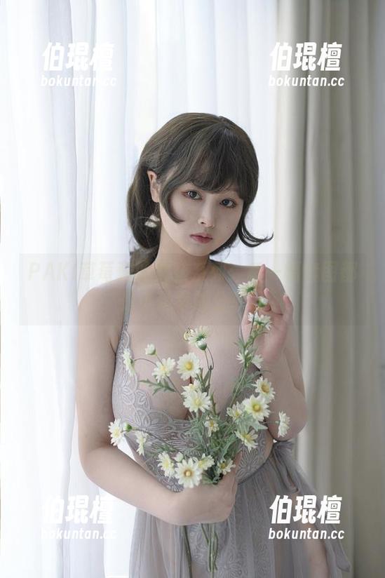 PAKI草莓酱 PAKI草莓酱的女孩系列:每一幅套图都是小确幸的分享。
