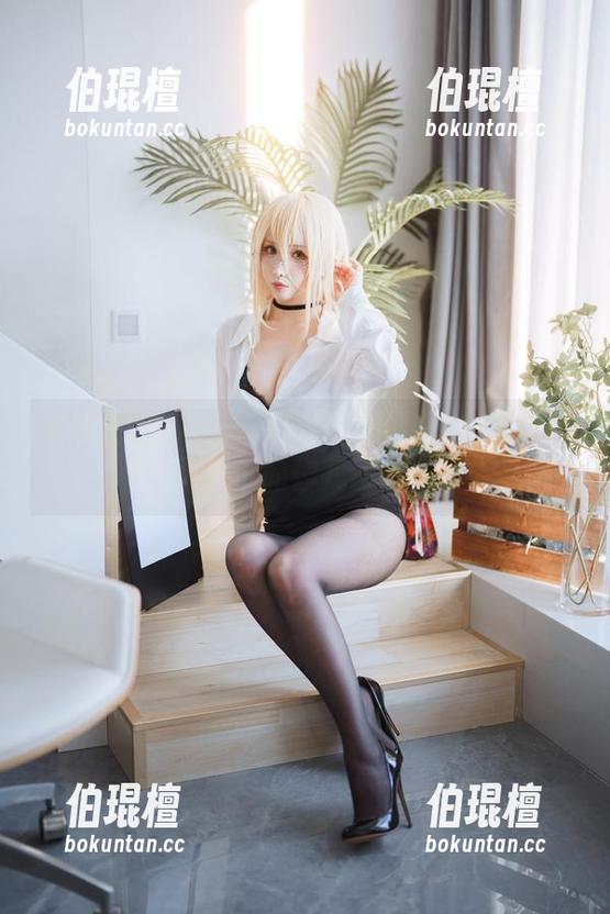 在线游历Rioko凉凉子的卡芙卡妈咪特典版，图片中的你我皆是侧影。
