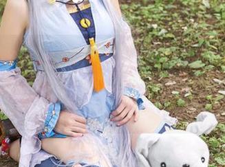 TouTiao头条女神 – 杨漫妮baby的原图，死库水，在这水中她真的是游刃有余，像猫一样自在。