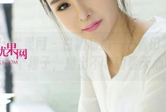 UGirls尤果网 – 白裙私拍——看田梓茵如何用一个裙子，抛出不老的春天心事。