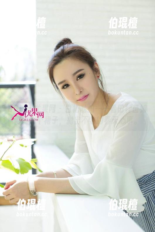UGirls尤果网-田梓茵 UGirls尤果网 - 白裙私拍——看田梓茵如何用一个裙子,抛出不老的春天心事。
