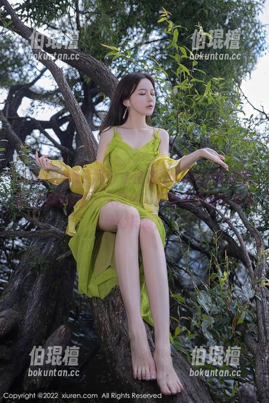 Xiuren秀人网 - 小蛮妖_honey私房图集，白的好像从天而降，真好奇她的背景是什么样的？