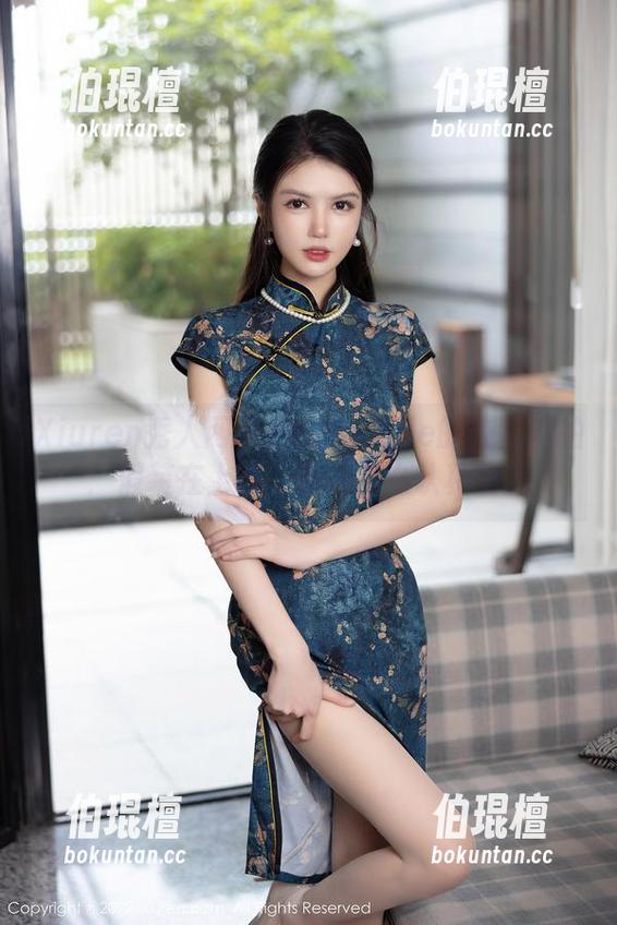 Xiuren秀人网-白洁Bessie Xiuren秀人网 - 白洁Bessie的校园私拍:假装在上课,谁还那么认真啊?