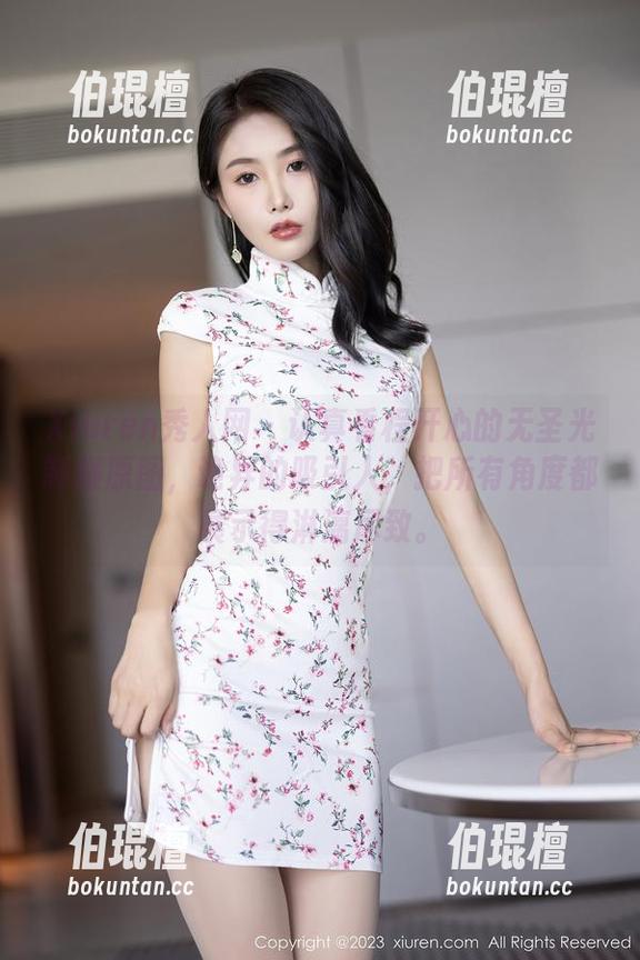 Xiuren秀人网 - 认真看程开心的无圣光制服原图，诡异的吸引人，把所有角度都展示得淋漓尽致。