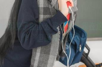 izumi泉桃子的办公室全集：我在这里工作，但脑袋在云端