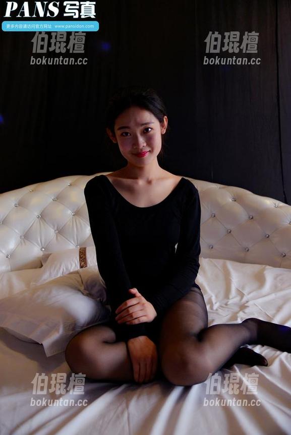 pans-雯雯 pans - 制服与雯雯:这组写真怪别致,淹没在课本里了吧?