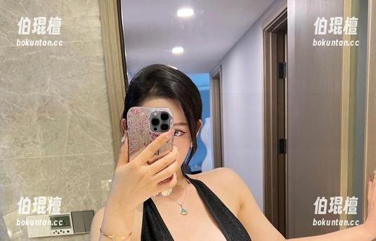 微密圈 - 蓝色蕾丝包臀裙在不爱笑的赛琳身上，保证让你的下载记录成倍增长！
