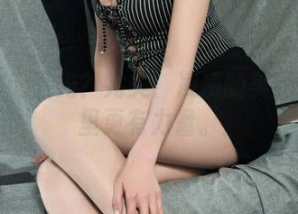 丽柜 – 无圣光？完美！凌凌的美腿在原图里更有力量。