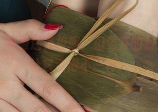 丽柜 – 校服还是校服，但黄芬的最新美图让它变得不一样。