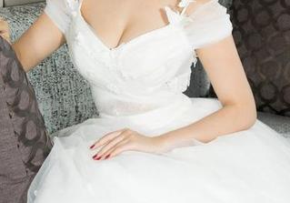 克拉女神 – 她说小芹的私拍在海边多放松，但我只看到那张美图里的浪继续翻滚⋯
