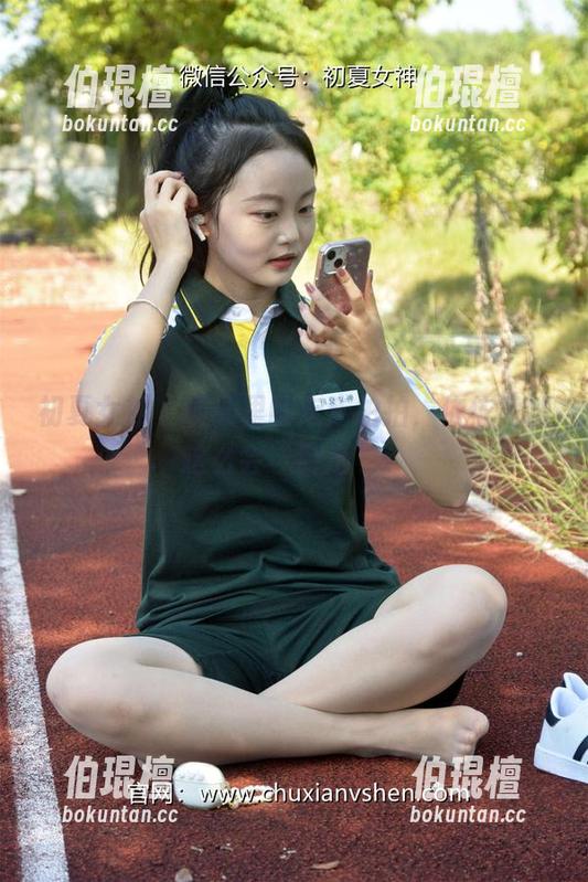 初夏女神 - 图册里的走走拍拍，依依竟然这么会“游走”。
