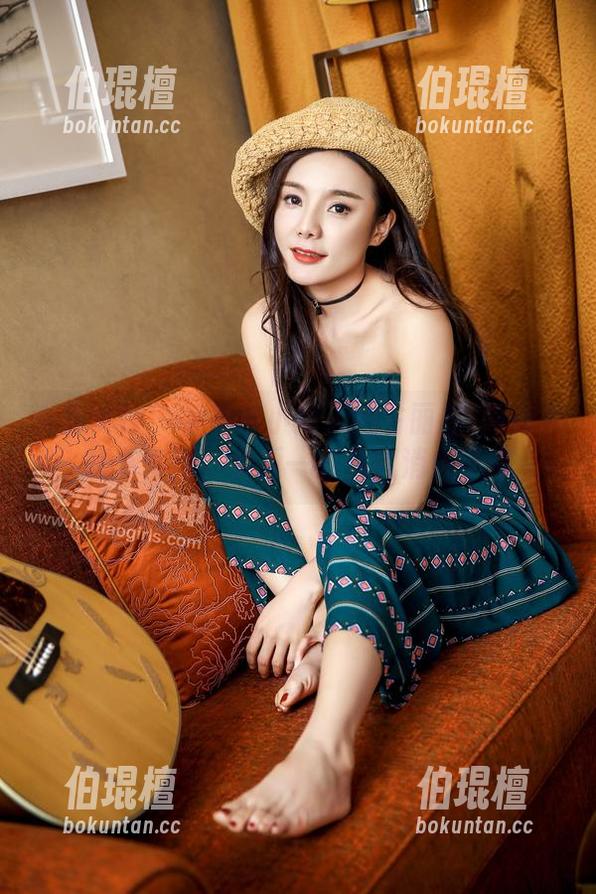 头条女神-古丽苏·阿依木 头条女神 - 带着点小撩人的古丽苏·阿依木秘书套图,资源一会儿就消失了哦