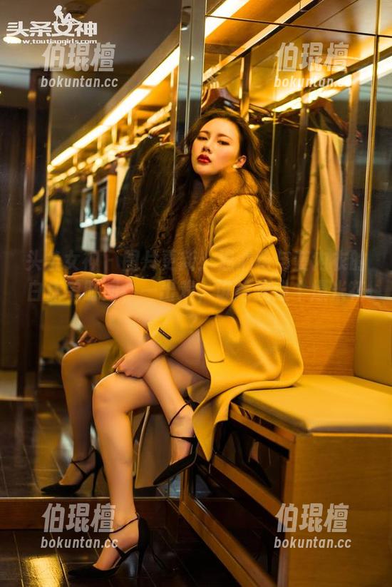 头条女神 - 图片更新：温心怡与蓝内衣的白床单时间，一出戏，谁给我递个爆米花？