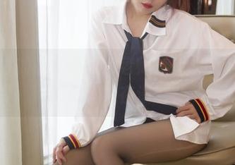 套图中的小女巫露娜老师，上课的时候眼神似乎总在漫游？