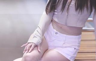 新鲜出炉！小女巫露娜穿的条纹提花白衬衣，怦然心动的美图直播中！