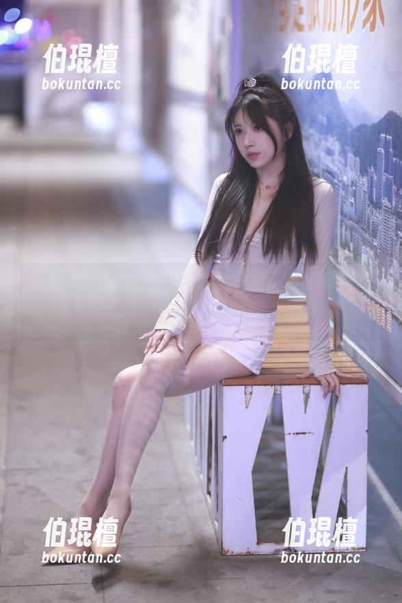 新鲜出炉！小女巫露娜穿的条纹提花白衬衣，怦然心动的美图直播中！
