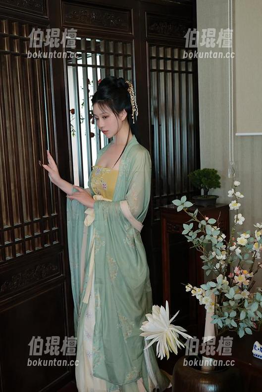 年年Nnian 年年Nnian职业装写真:低调奢华,请在职场里默默散发气场。