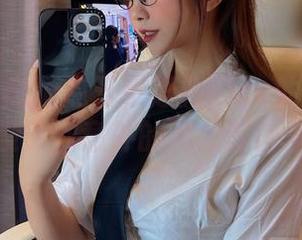 微密圈 – 随便点开张思允nice的蕾丝套图，没想到意外的就念起诗来。