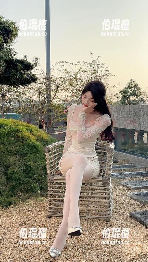微密圈 - 看徐莉芝的纯白美图合集，这种“我没有色彩”是个啥意思，我还在琢磨呢