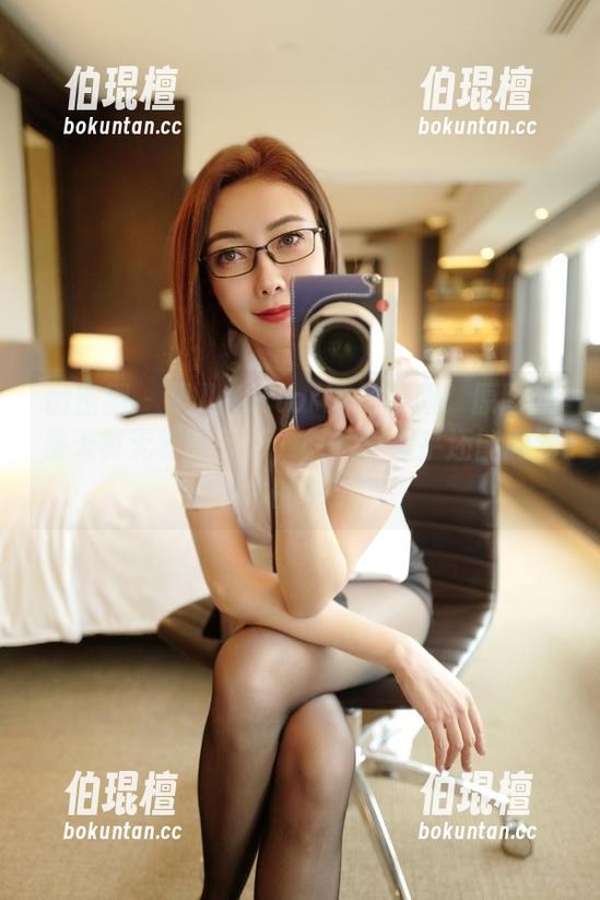 微密圈 - 果儿Victoria的校服：原图就是天真无邪的缩影，照片里似乎还能闻到书本的味道。