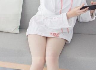 森萝财团 – 小香的又一部白丝少女写真，在室内K下，光影交错，有点儿让人不安的美。