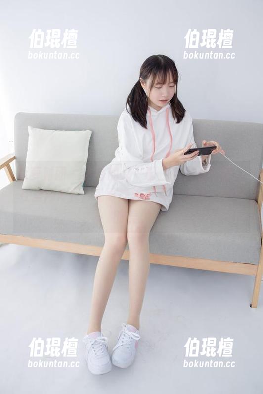 森萝财团 - 小香的又一部白丝少女写真，在室内K下，光影交错，有点儿让人不安的美。