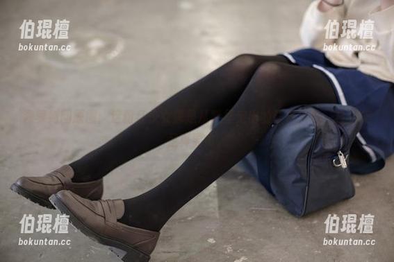 森萝财团 森萝财团原图:这粉红少女像是从梦里走出的奇怪角色,白丝美足真要命。