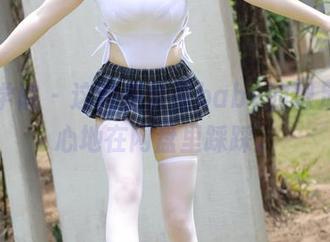 模范学院 – 这就是佟蔓baby的裸足，开心地在网盘里踩踩。