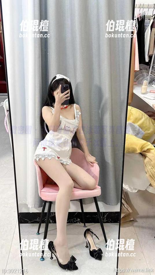 微密圈 - 汤圆可甜了在泳装写真图集，悠闲得像是在漫步于水面上。