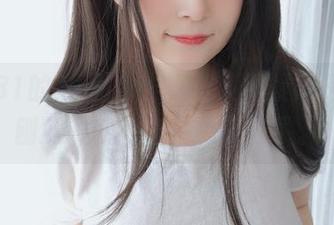 白银81的JK图包，真让人怀疑她是不是刚下课就直奔拍摄现场了。