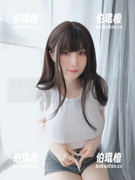 白银81的JK图包，真让人怀疑她是不是刚下课就直奔拍摄现场了。