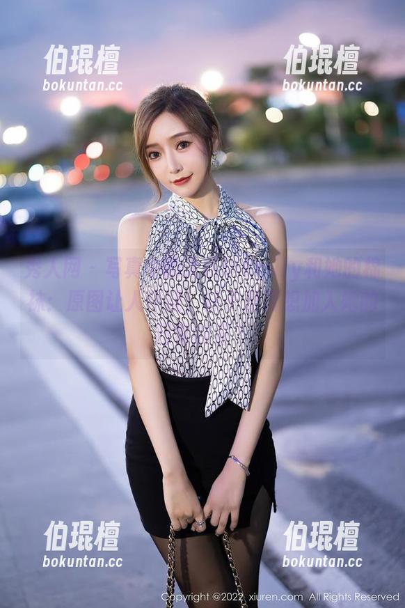 秀人网-大琪琪Emily 秀人网 - 写真中的大琪琪Emily和她的棉袜:原图让人怀疑,袜子是否想加入她的日常妆容?