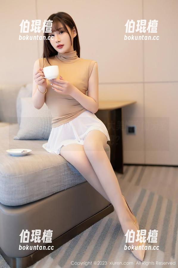 秀人网-大美媚京 秀人网 - 白裙虽美,不过大美媚京的无圣光也太抢眼了吧?