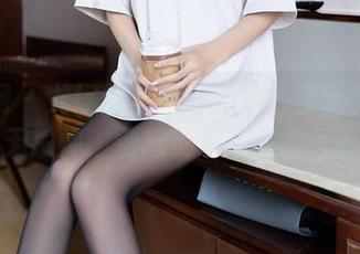 秀人网 – 尤妮丝与她的短裤：夏天就该如此肆无忌惮，别忘了下载我的写真集！