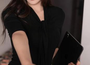 秀人网 – 甜白酱的女王之路：原图与壁纸的绚丽对决，谁能挡住我的风采嘛！