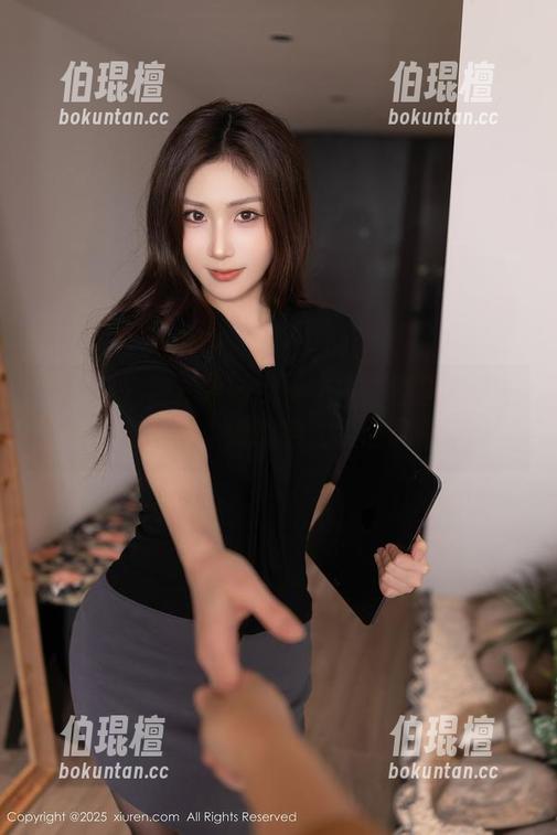 秀人网 - 甜白酱的女王之路：原图与壁纸的绚丽对决，谁能挡住我的风采嘛！