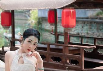 秀人网 – 女王上线！美图中的陈雅漫VICKY，随便戳一戳都不想滑走。