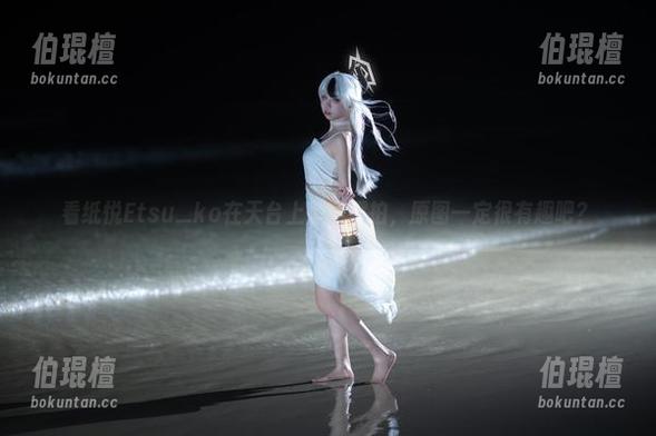 看纸悦Etsu_ko在天台上随意摆拍，原图一定很有趣吧？