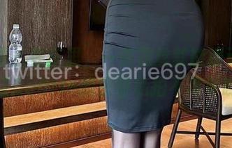 微密圈 – 在车里，一条黑丝就能撩动…脸红Dearie的原图私拍不简单哟