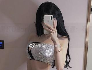 微密圈 – 脸红Dearie的夏天私拍资源：有趣的姿态和假期的气息！