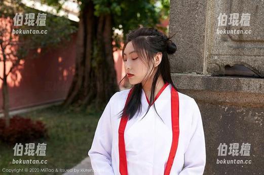 蜜桃社-铃木 蜜桃社 - 铃木的灰丝奇遇记——图库中的小迷失