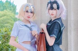 这个泡泡就是逊啦英灵正装写真，画面里的趣味盎然