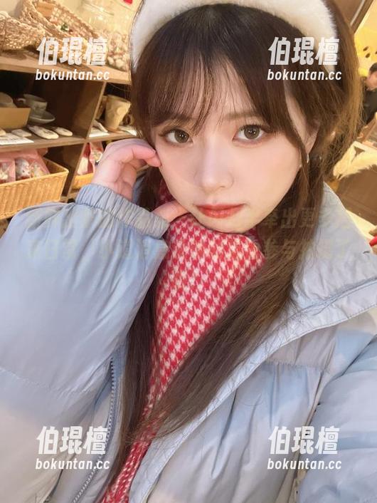 闪月半 新鲜出炉的作品集,让闪月半牵出更多居家日常,小道消息说她的猫也参与拍摄了哦!