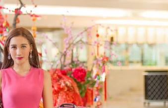 青豆客 – 婕西儿jessie的白色壁纸，给我高清难以抗拒的眨眼魅力！