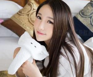 青豆客 – 杨上萱的‘女友’原图，下载后是不是就能变得更好看？