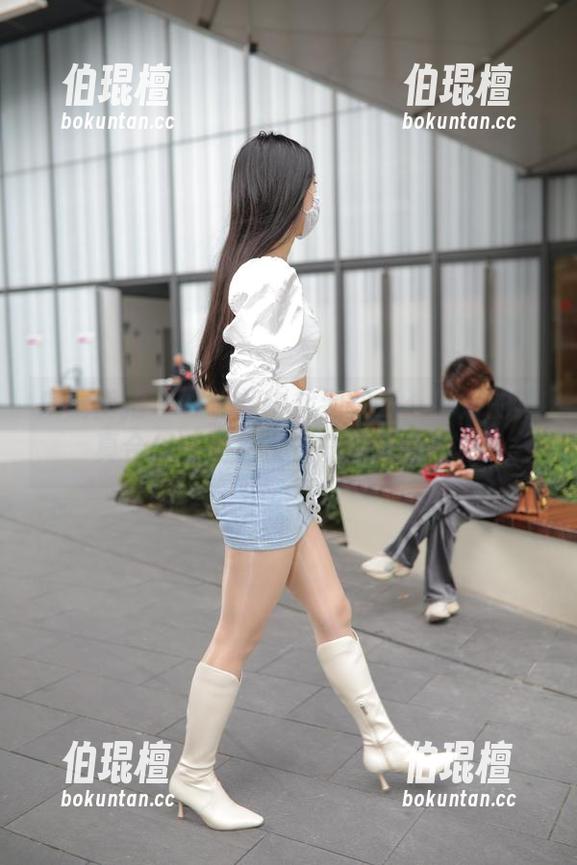 魔镜街拍 - 在粉裙中找到快乐：婷婷的写真合集，销售主管的新奇日常！